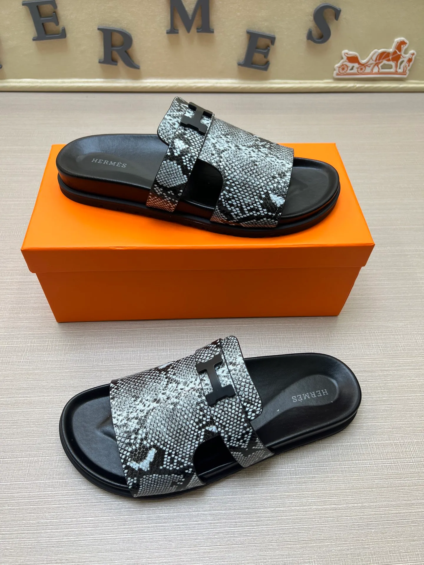 [H Family Hermès] P: 360💰 Size: 38-45 Hermes Men’s Kazimir Slippers - 2025 Summer New Hermès Same as the original version, with colored cowhide surface + rubber combined sole, handmade by master-level craftsmen! ❥High-end customization, exclusive products, the highest version in the industry.